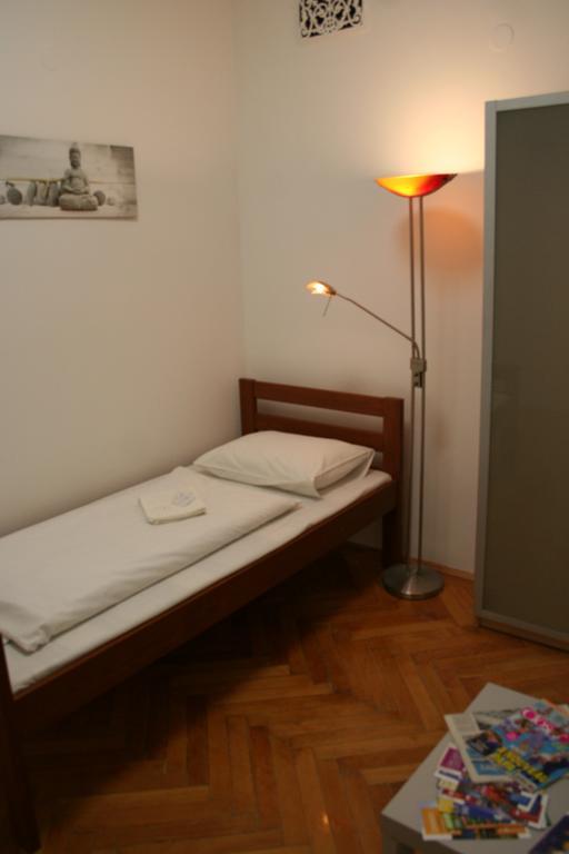 Walking Bed Budapest Downtown Hostel Bagian luar foto