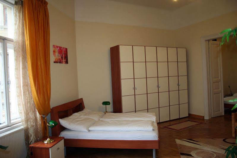 Walking Bed Budapest Downtown Hostel Bagian luar foto