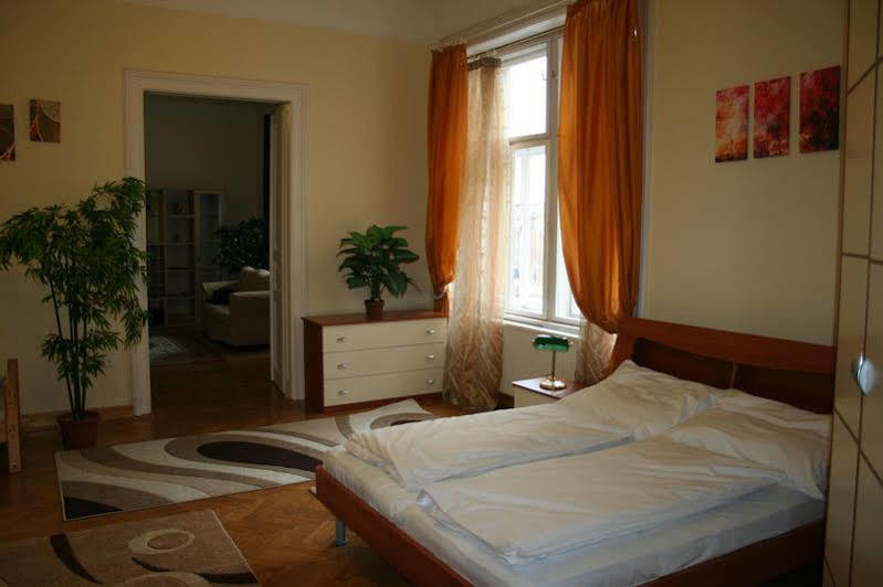 Walking Bed Budapest Downtown Hostel Bagian luar foto