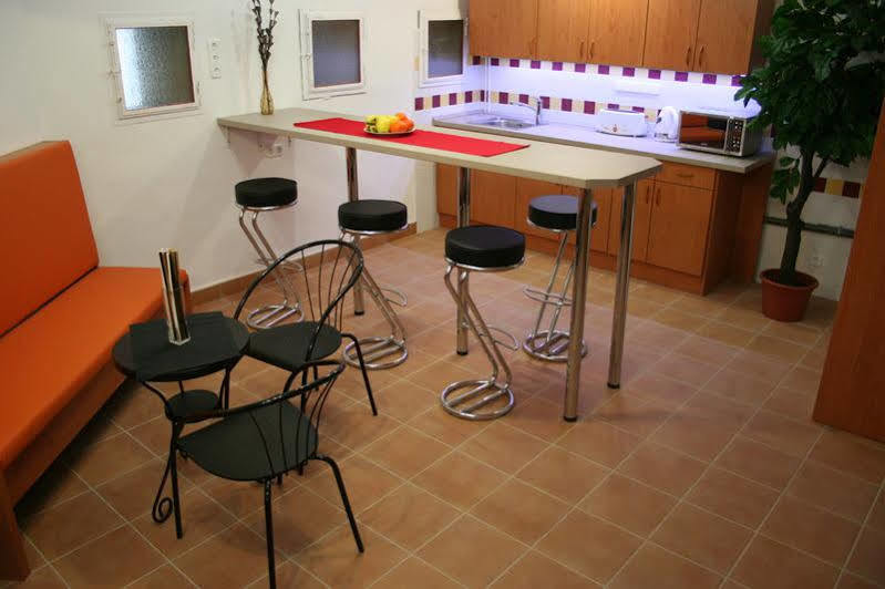 Walking Bed Budapest Downtown Hostel Bagian luar foto
