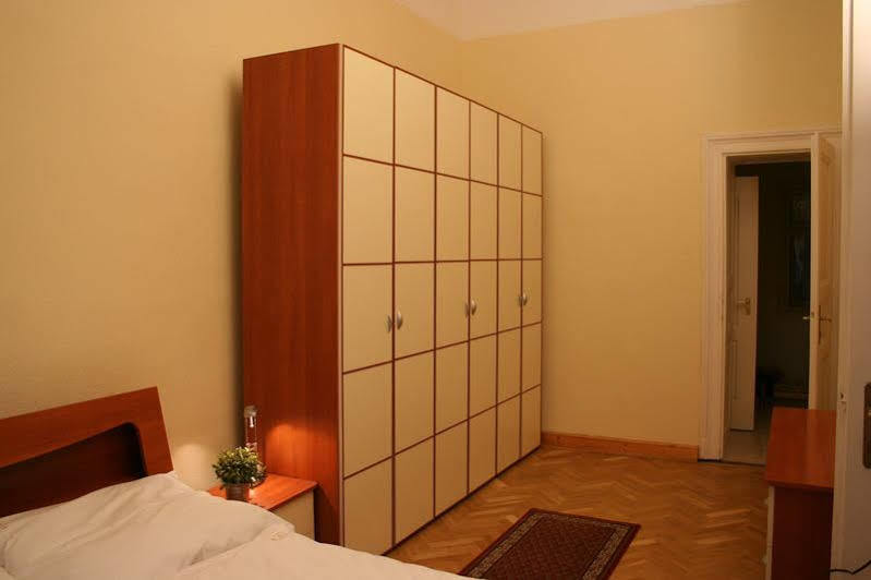 Walking Bed Budapest Downtown Hostel Bagian luar foto