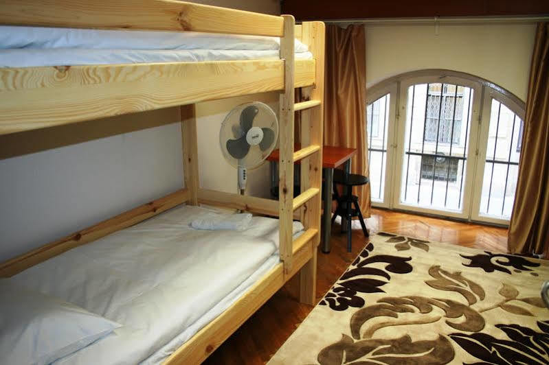 Walking Bed Budapest Downtown Hostel Bagian luar foto